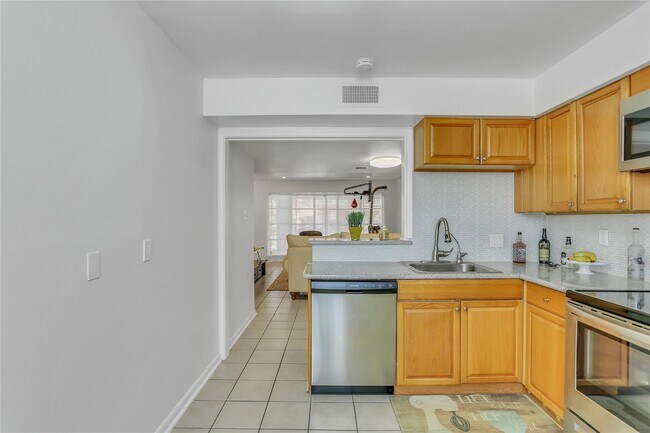 Building Photo - 2727 Briarhurst Dr Unit 2 Rental