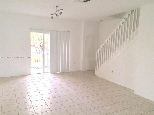 Photo - 5670 NW 116th Ave Unidad 205