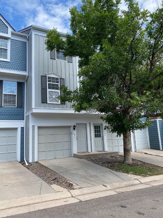 Building Photo - Beautifully updated townhome near Cherry C... Unit 148