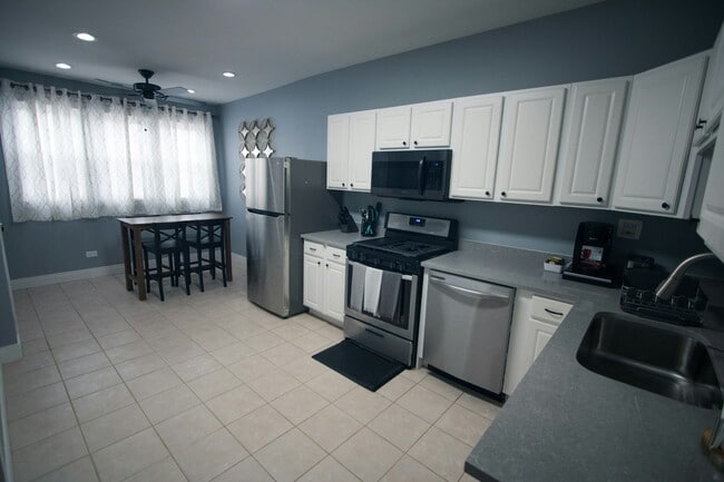 Building Photo - 3927 N Whipple St Unit 2F Rental