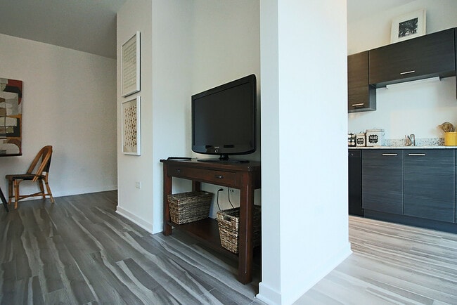 Photo - 789 N La Salle Dr