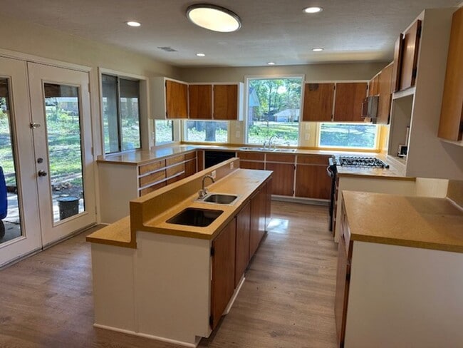 Photo - 4/2/1  LISD Fenced yard and pet friednly