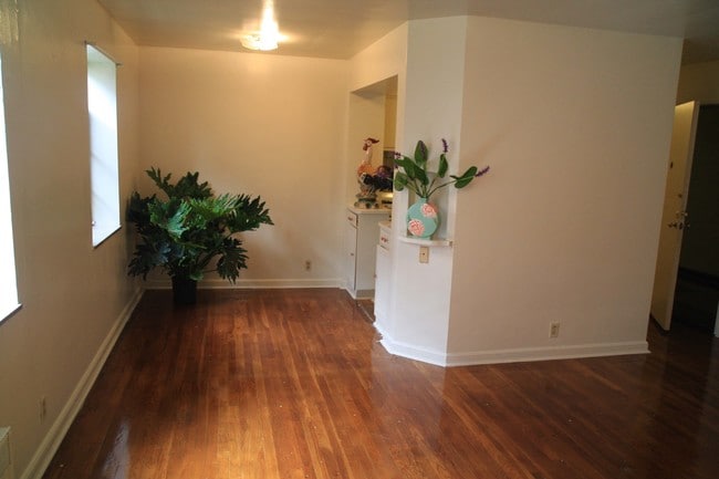 1 Bedroom Dining Room
