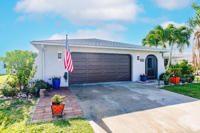 Building Photo - Waterfront Pool Home w 25k Pound Boat Lift...