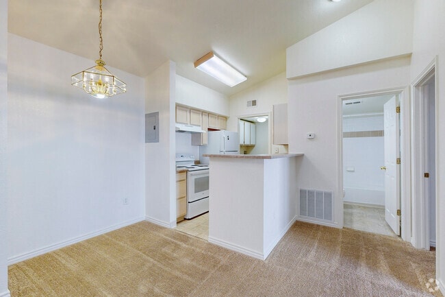 1BR, 1BA - 645SF - Dining Room