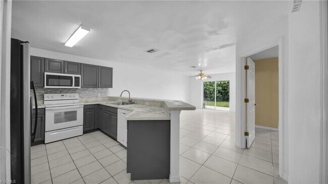 Photo - Duplex for rent ready for MOVE IN! 3BR/2Bathroom. Lehigh Acres FL 33973