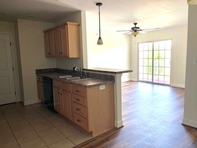 Building Photo - 3 bedroom, 2 bath condo with balcony, new ... Unit 201