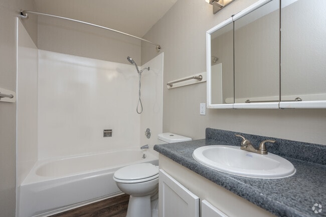 2BR, 1.5BA - 1,050SF - Primary Bathroom