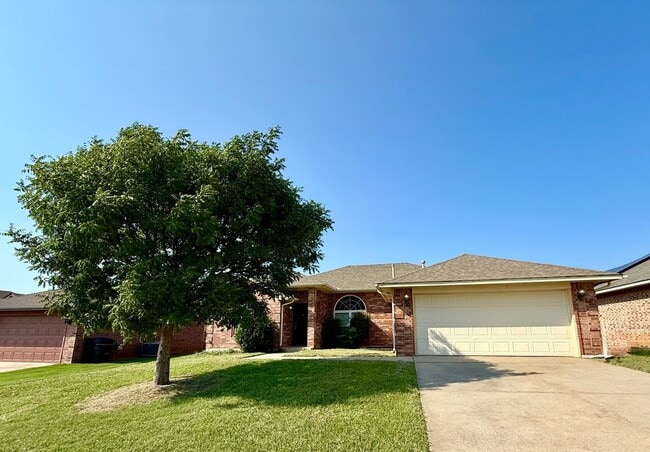 Building Photo - Spacious Home in Apple Valley- Moore
