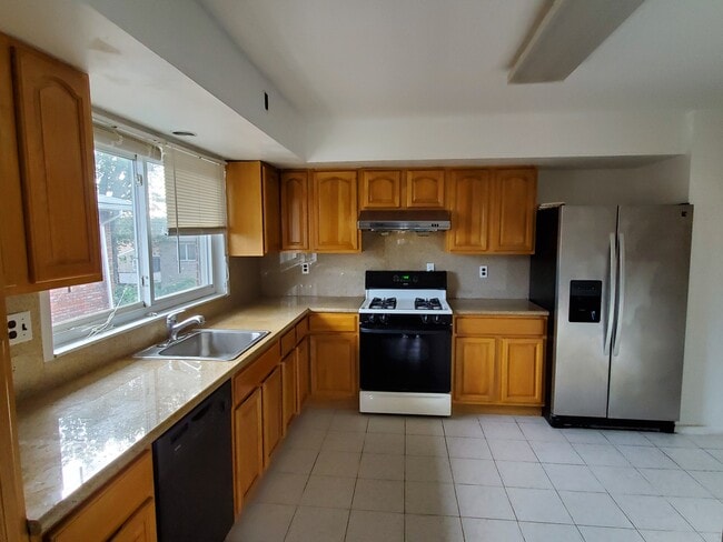 Building Photo - 2419 6th St Unit 1 Rental
