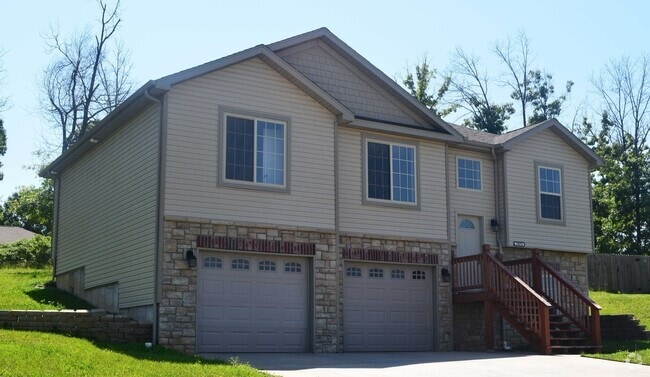 Building Photo - Gorgeous Split Foyer Home!