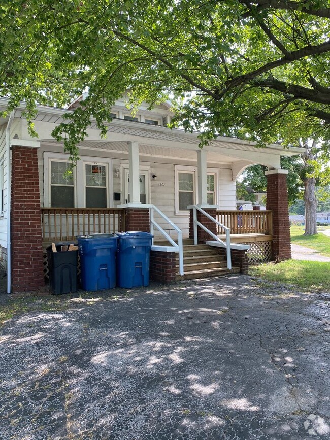 Building Photo - Three Bedroom House in Alton