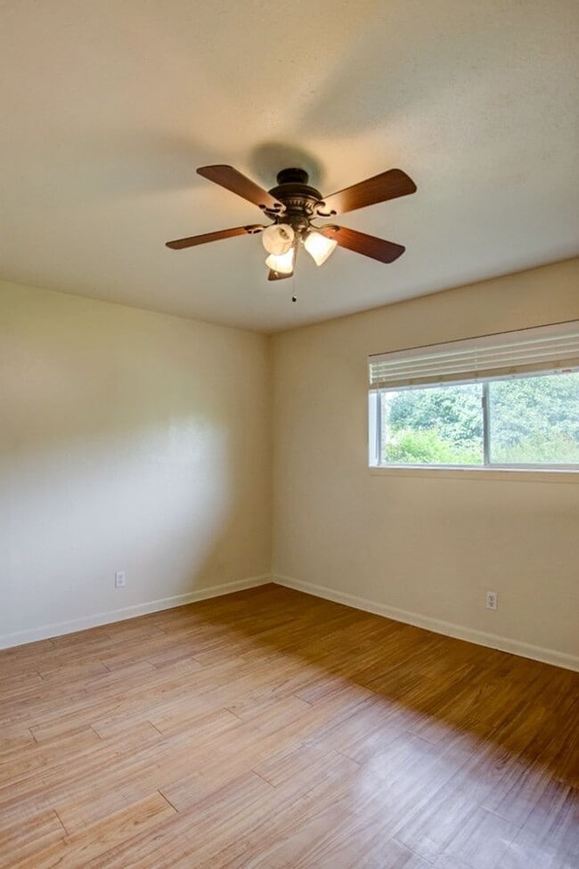 Photo - 403 Earl Dr