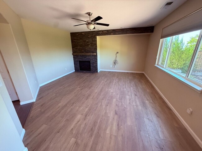 Photo - 4 bedroom 2.5 bath in quiet cul-de-sac in Canyon Pines