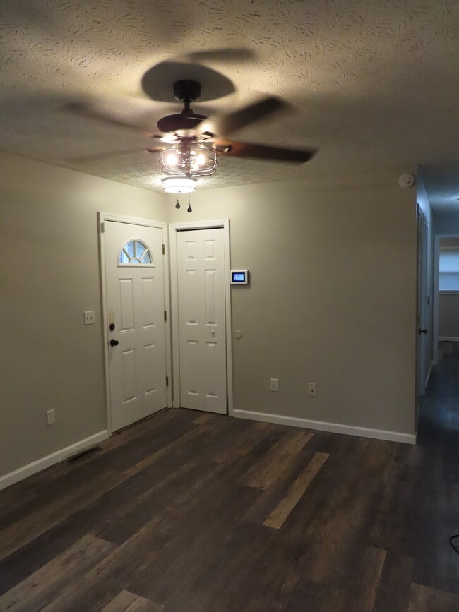 Sala de estar - 2750 Arbury Ct