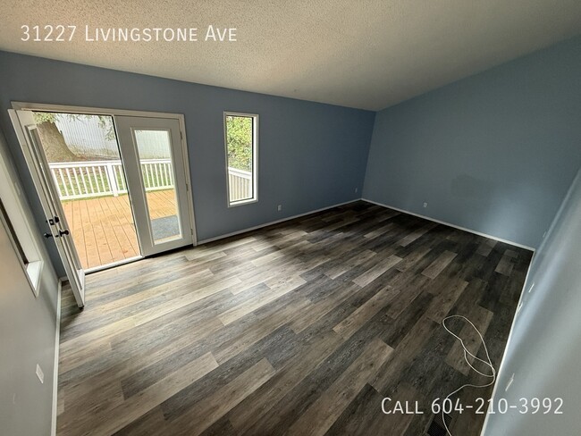 Photo - Home with Two Shops in the City!