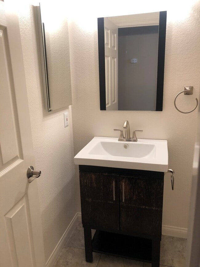 Photo - Gorgeous and Large  4 bedroom Custom Singl...