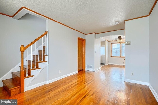 Photo - 6905 Bank St