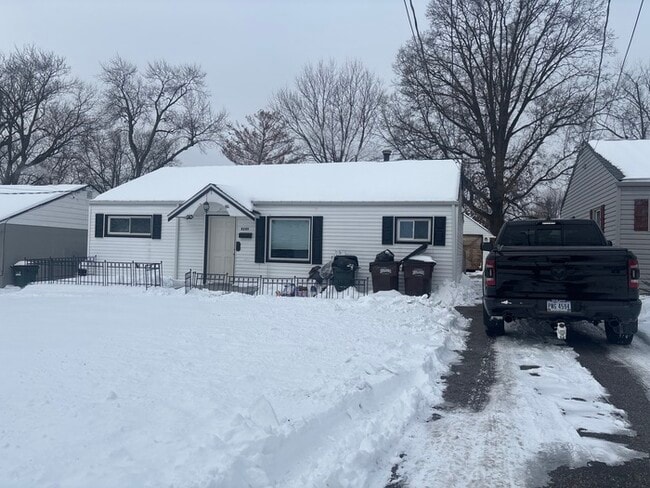 Building Photo - 3 bedroom 1 bath with garage