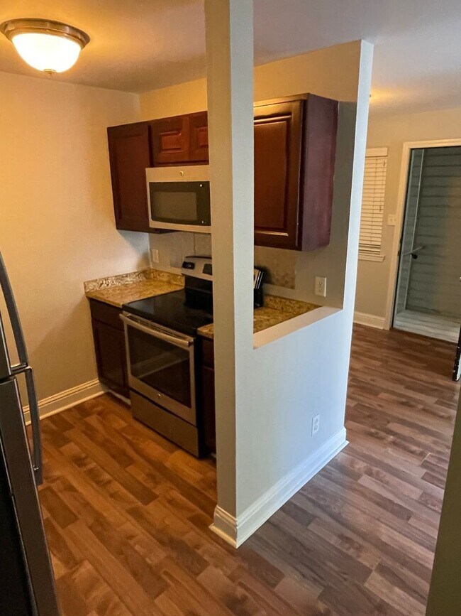 Photo - Renovated 1BD/1BA 2 Blocks Off St Charles Ave Unidad 2309 Baronne #105