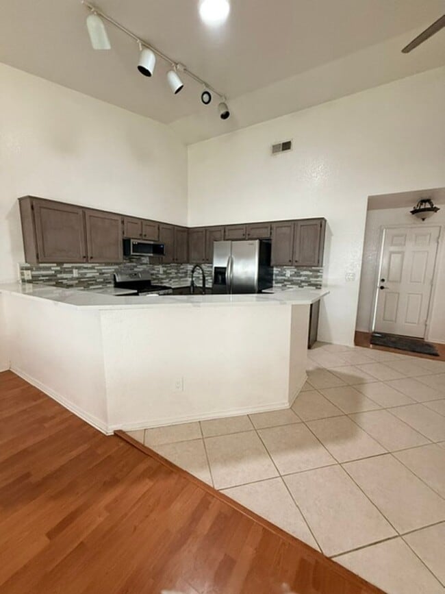 875 E Serpentina Ave
