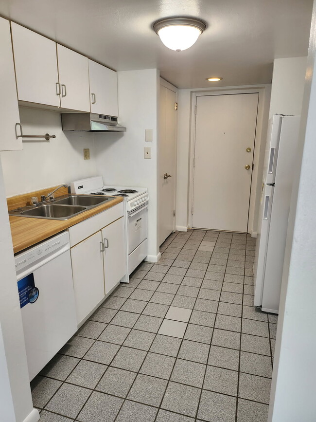 Bristol Ceramic Tile Kitchen With Amenities - The Bristol