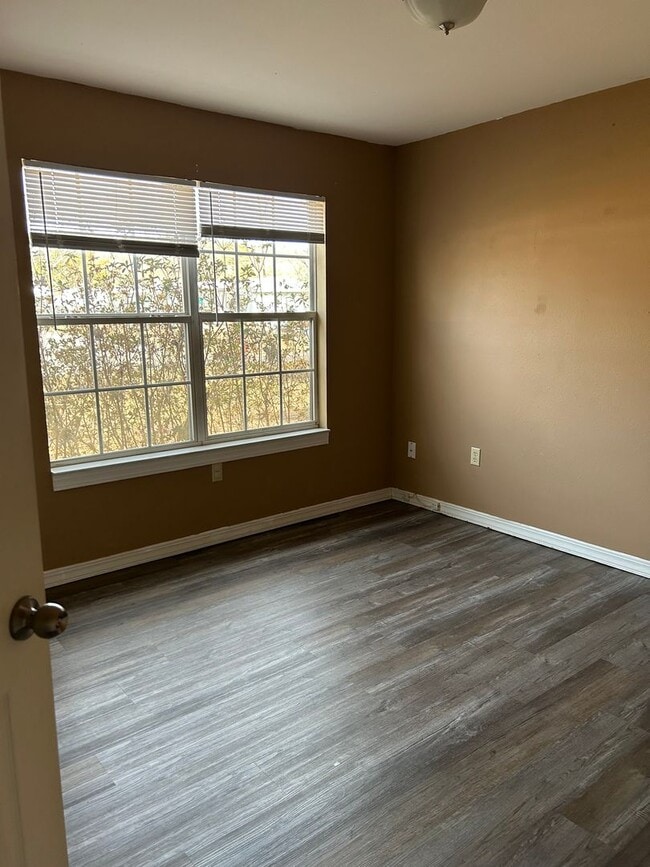 Photo - 3816 E 6th St