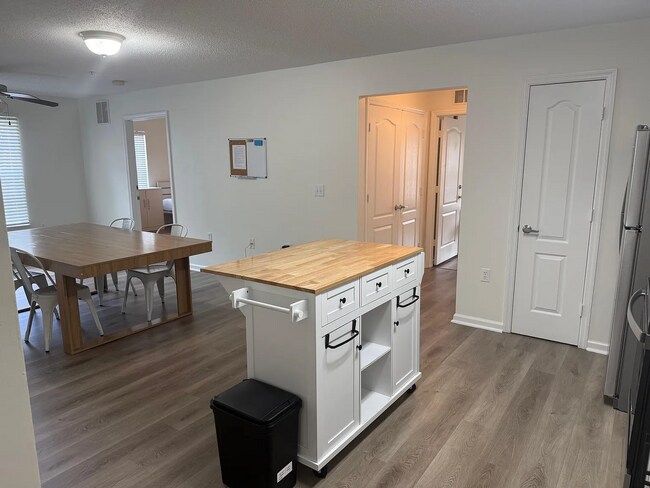 Photo - 3 Bed / 3 Bath Condo with Amenities on the 1ST Floor! Unidad 413