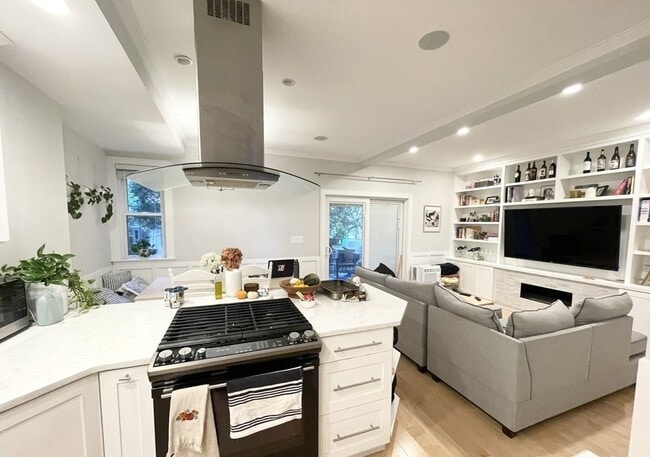 Building Photo - 108 Buttonwood St Unit 1