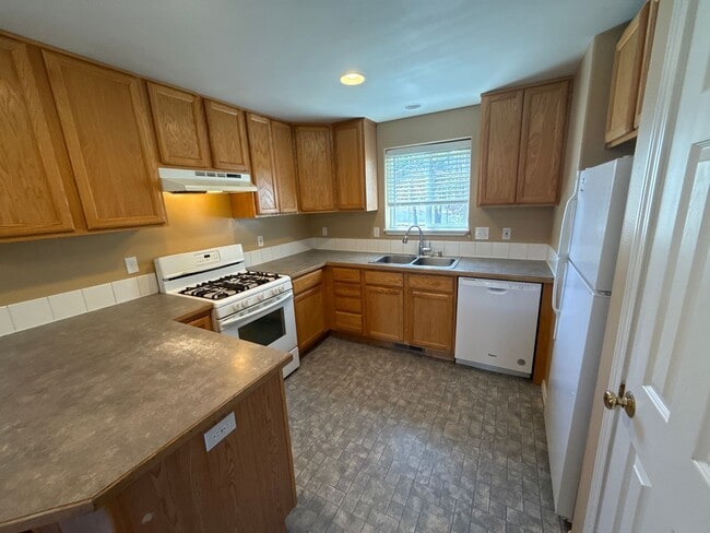 Photo - NE 3 Bdrm, 2 Bath, Gas Heat/Fireplace, Newer Carpet & Paint, Corner lot, Fenced Yard, DBL Garage