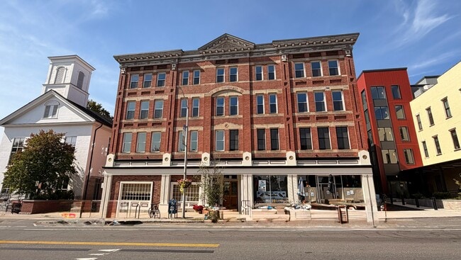 3&4 beds Grand Block 69 S. Pleasant St. Amherst - 69 S Pleasant St