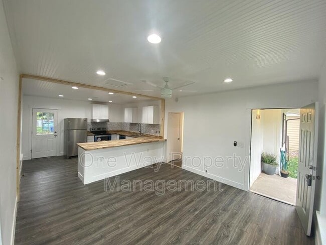 Photo - 1330 E 7th St