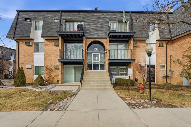Building Photo - Palatine 1-Bedroom with Balcony, Pool & Included Utilities