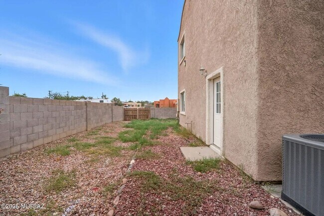 2862 N Tyndall Ave Unit 2