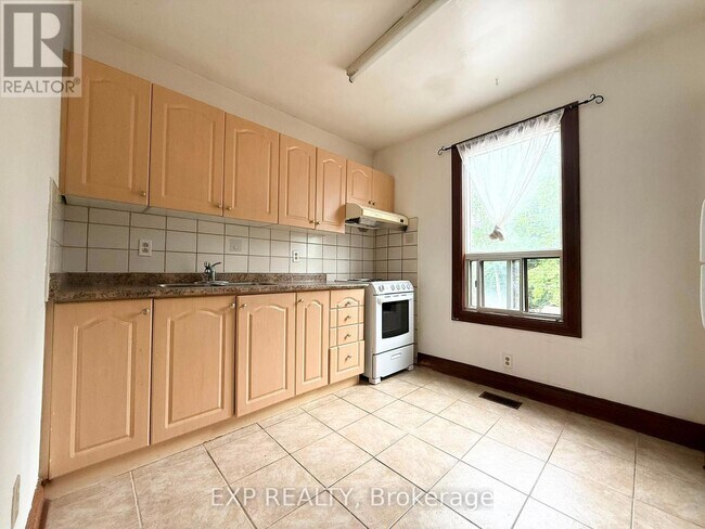 Photo - 759 Gerrard St E