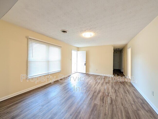 Photo - 525 Cedar Wood Ct SW