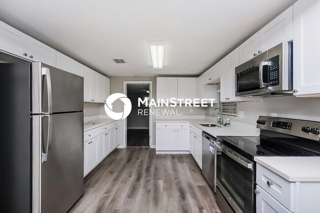 Photo - 3 Bedroom Pet-Friendly Home in New Port Richey, FL with Main Street Renewal