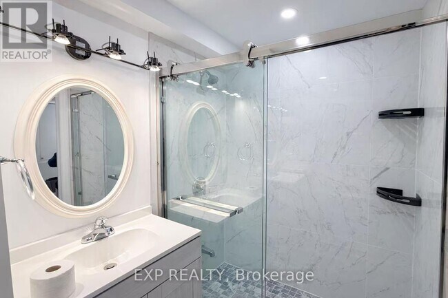 Photo - 135 Warren Bradley St