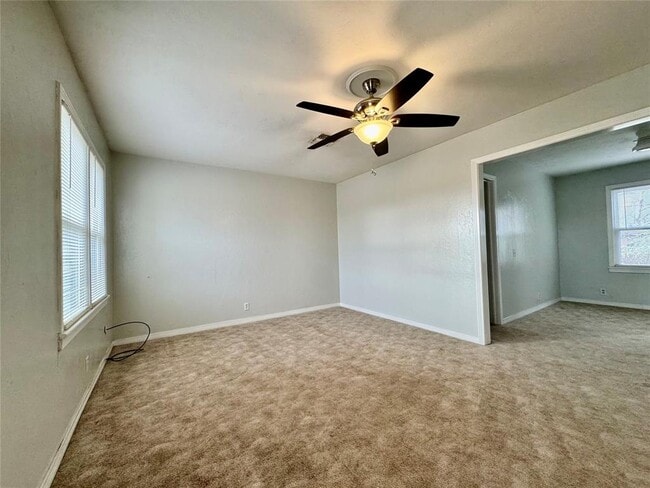 Photo - 711 N Broadway Ave