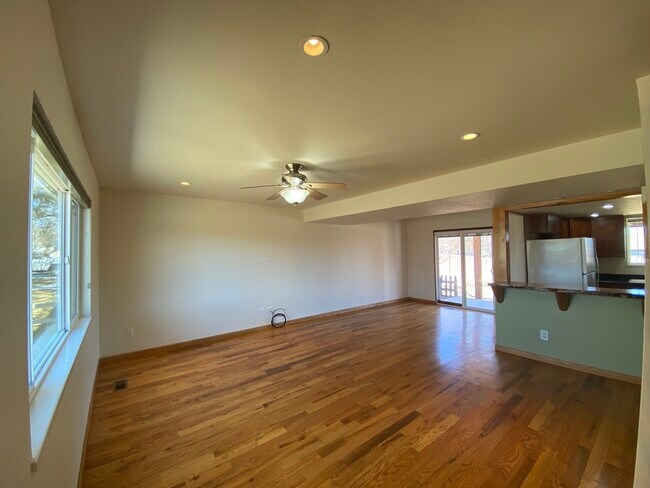 Living Room - 618 1/2 W Indian Creek Dr