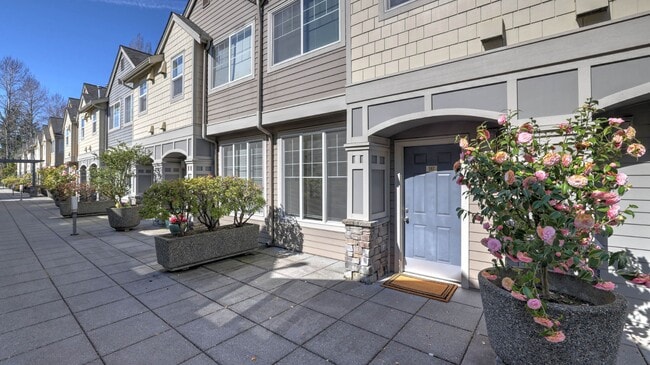Building Photo - Updated Kirkland Townhome in Lochshire Condominiums with Premium Amenities- Available NOW