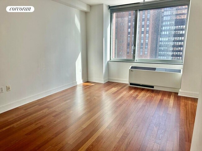 Photo - 30 Little W St