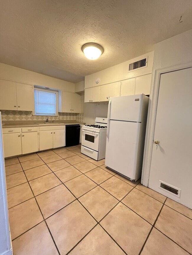 Photo - Large 2 Bed 1 Bath 1 car garage Duplex in Shartel Blvd Addn