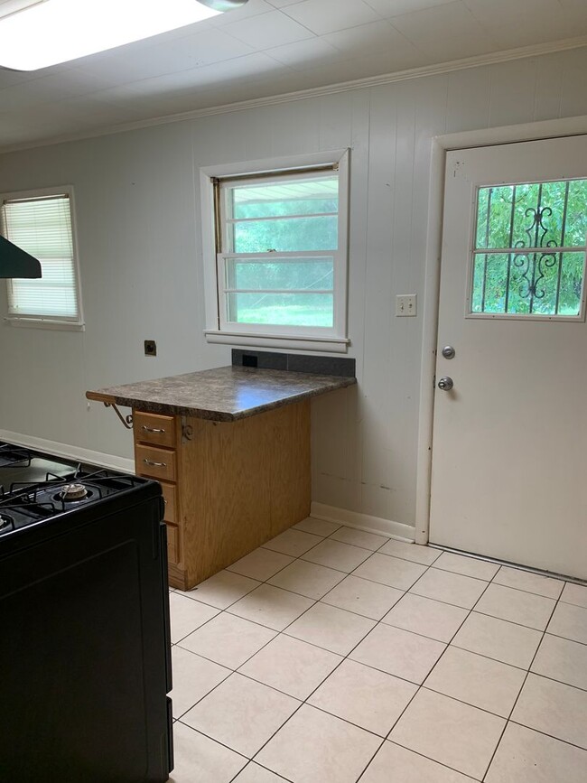 Photo - 3bed/1bath close to Southwest drive.