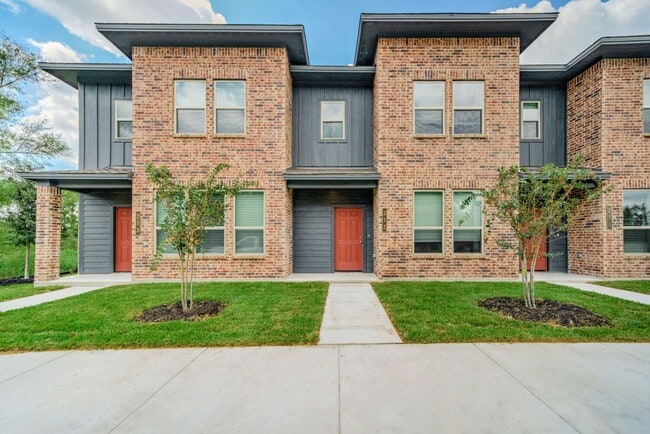 Building Photo - Spacious Townhome Available Now!