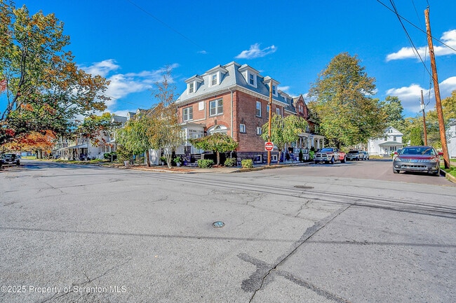 Building Photo - 533 S Franklin St