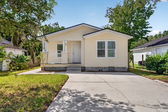 Photo - 867 Avery St