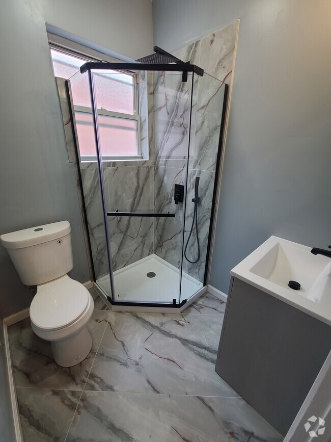 Full Bathroom - 2319 S Carlisle St Rental