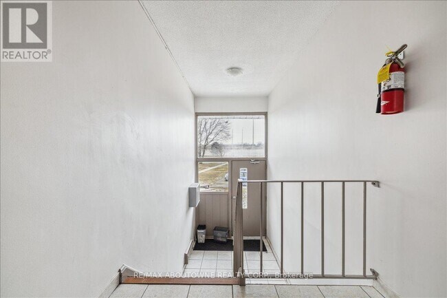 Photo - 2350 Queensway Dr