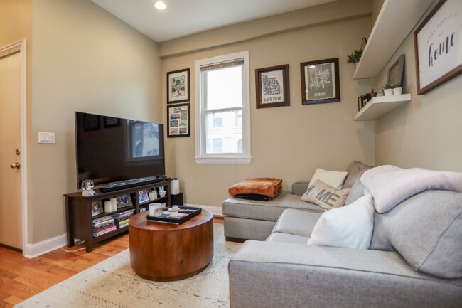 Photo - 1357 W Barry Ave Unidad CH1